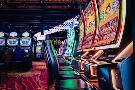 Ilustrasi pengguna menikmati hiburan sports dan casino melalui ponsel di berbagai lokasi di Indonesia